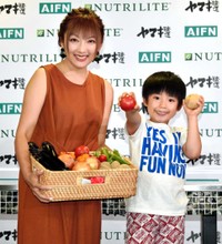 イベントに登場した山田まりや（左）と草野崇徳くん＝2019年
