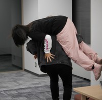 吏南を担ぎ上げるHANAKO＝都内