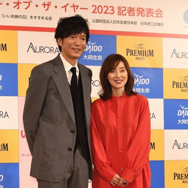 「いい夫婦パートナー・オブ・ザ・イヤー2023」受賞した田辺誠一（左）、大塚寧々夫妻