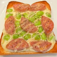 パンの上にソーセージとともにのせて（画像提供：岩崎ファーム）