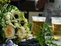 悪いことがあったら一輪の花を買う。頑張ったらビールを飲む。