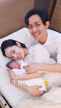 娘さんが生まれた日の家族写真／さりさん（@nonmamagram_27）提供