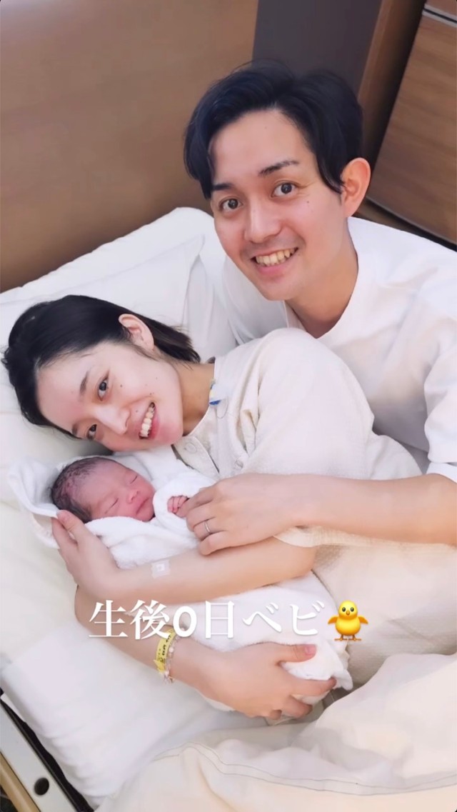 娘さんが生まれた日の家族写真／さりさん（@nonmamagram_27）提供