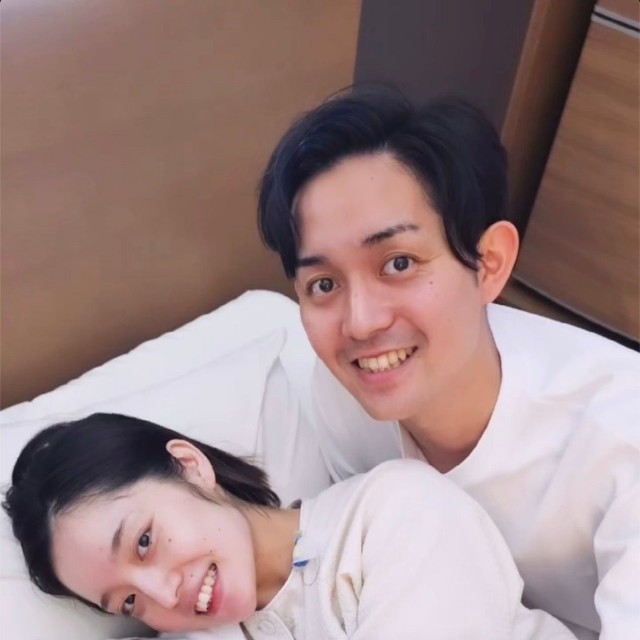 娘さんが生まれた日の家族写真／さりさん（@nonmamagram_27）提供