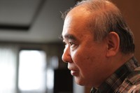 取材に応じる田中芳樹さん＝2012年5月、東京、安冨良弘撮影