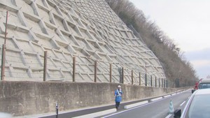 県道の法面を清掃の作業員が転落　会話できず　宮城・登米市