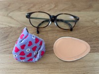 布製アイパッチと直接顔に貼るタイプのアイパッチ。貼るタイプは肌が弱い娘には合わず使えなかった。医師からは1日2～3時間は装着し、手元をしっかり動かすよう指示が（筆者撮影）