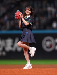 ファーストピッチセレモニーで投球するAKB48・川村結衣