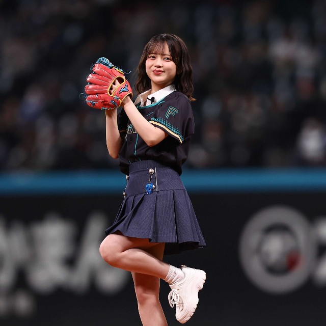 ファーストピッチセレモニーで投球するAKB48・川村結衣