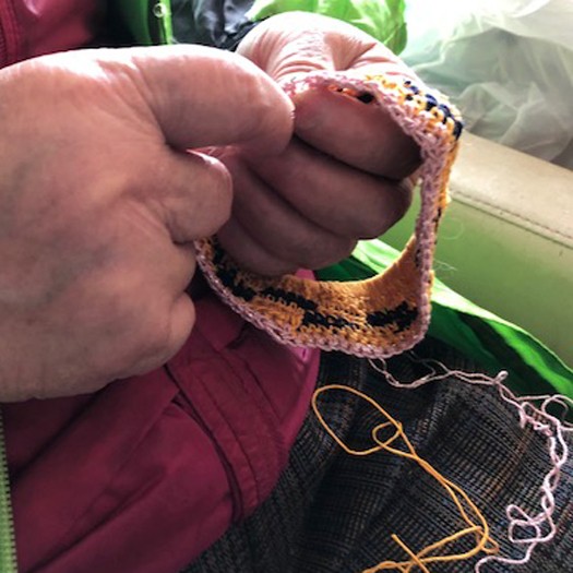 ８０代の今村さんの母は、カフェで猫グッズなどの編み物を教える。猫とふれ合い元気いっぱい