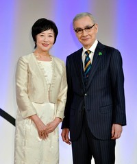 久々のツーショットで笑顔を見せる小宮悦子（左）と久米宏さん＝２０１８年