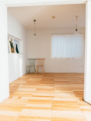 元和室（手前）と居間をつなげて広いスタジオにした。