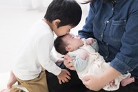 妹がかわいい！つい、ちょっかいを出してしまうお兄ちゃん　※画像はイメージです（kapinon/stock.adobe.com）