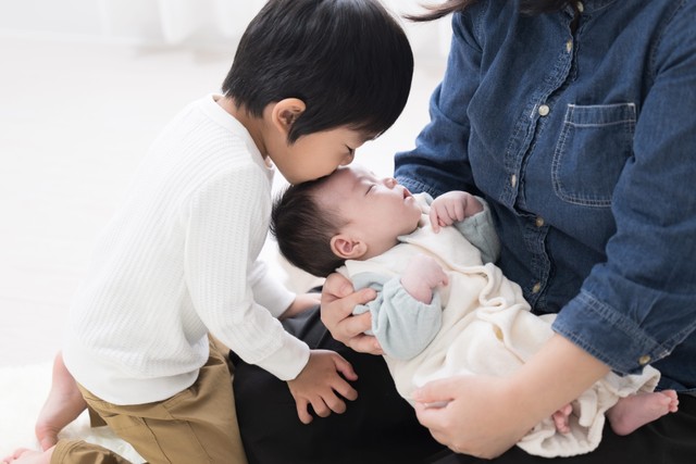 妹がかわいい！つい、ちょっかいを出してしまうお兄ちゃん　※画像はイメージです（kapinon/stock.adobe.com）