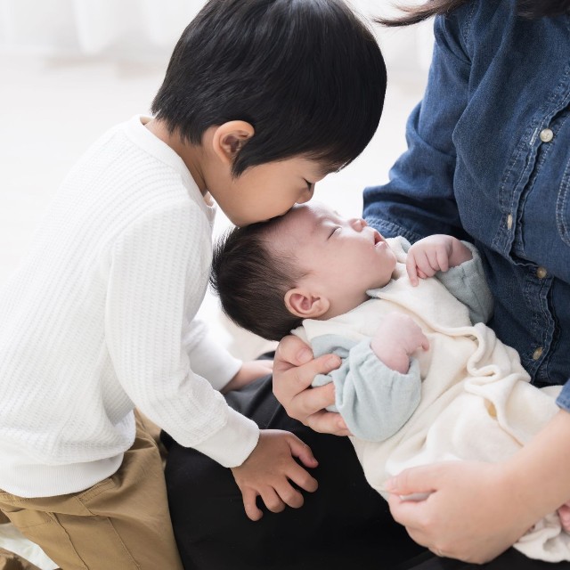 妹がかわいい！つい、ちょっかいを出してしまうお兄ちゃん　※画像はイメージです（kapinon/stock.adobe.com）