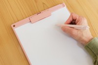 献立を考えながら買い物メモを書くのが日課。1週間分をまとめて書き出すという／※イメージ画像（Metro Hopper／Adobe Stock）