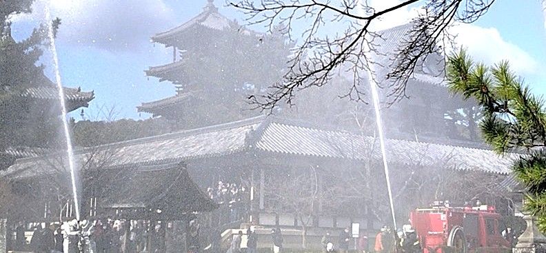 2025年1月26日の法隆寺の金堂や五重塔の近くで消防団員による２列の放水訓練の様子の写真
