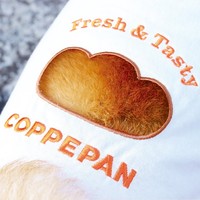 こんがり焼けた美味しそうな「コッペパン」がプリントされたTシャツ！？と思いきや……(画像提供：企画デザイン２時）