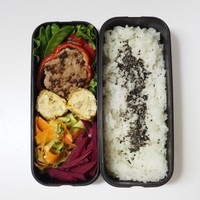 パプリカの肉詰めが主菜の「集中力アップ弁当」。輪切りにしたパプリカにひき肉を詰める時は、焼き縮みを考えてあふれるぐらいに詰めるのがポイント。（提供：安部加代子さん）
