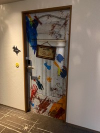 「謎解きホラールーム」はドアからして怖い！
