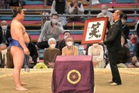 幕内最高優勝を果たした若隆景（左）の「吉本興業賞」授与式で、会場を盛り上げるぼんちおさむ＝2022年3月撮影