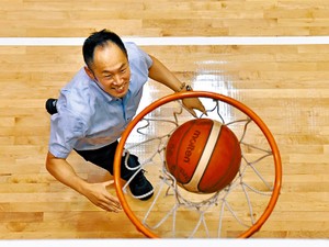 バスケ日本代表強化の重責担う　「五輪で金」を公言する男の「修行時代と友」