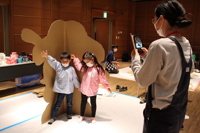 力士のポーズをまねる子どもら