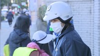 警察官らが登校を見守り