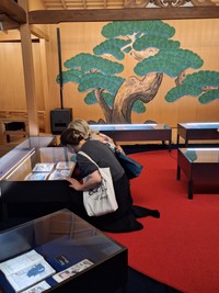 新宿歌舞伎町の能舞台で開催中の春画展。靴を脱ぎ、舞台上に展示された作品を鑑賞する