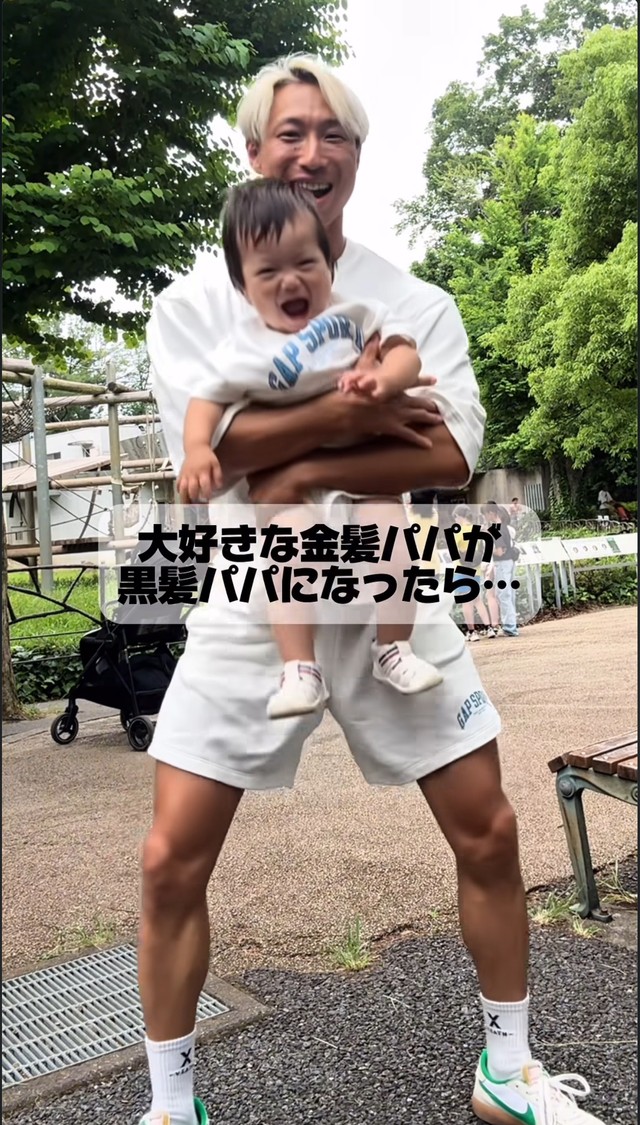 大好きな金髪の父に抱っこされ、ごきげんな様子の息子／ちびすけさん（@ayusuke_fam）提供