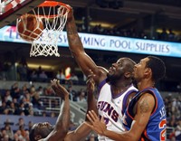 サンズ時代、ダンクシュートを決めるシャキール・オニール（2008年12月、ロイター）