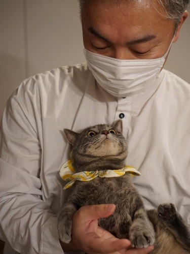 「とうちゃんのひざにずっと乗ってもいい？」「リーちゃんもちろんだよ」（恵里さん提供）