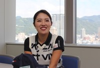 優勝後、地元神戸でインタビューに応じる古江彩佳選手＝神戸新聞社