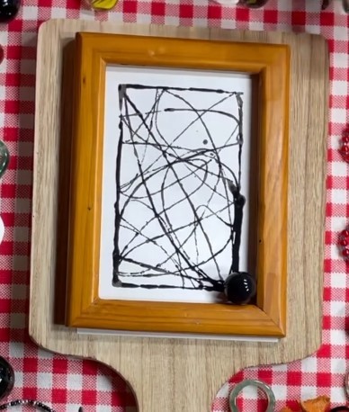 黒い線、ここからどうやって鶴に…？（提供：＠eto._.artさん）
