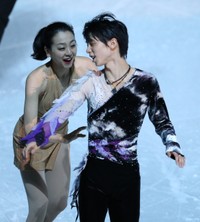 エキシビションのフィナーレで言葉を交わす浅田真央と羽生結弦