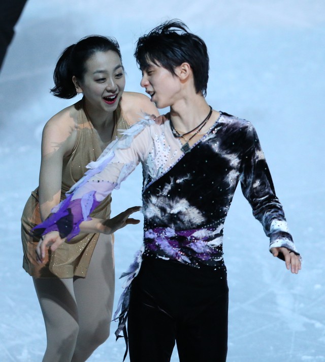 エキシビションのフィナーレで言葉を交わす浅田真央と羽生結弦