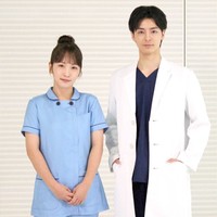 川栄李奈さん（左、2024年）