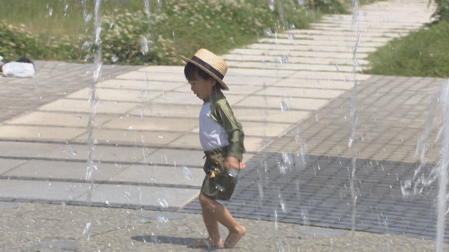 各地で真夏日！子どもは水遊び　冷たいうどんとジュースが人気！　岡山・香川
