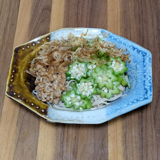オクラは納豆とあえてねばねばぶっかけ蕎麦にしたそう（ぷーこさん提供）