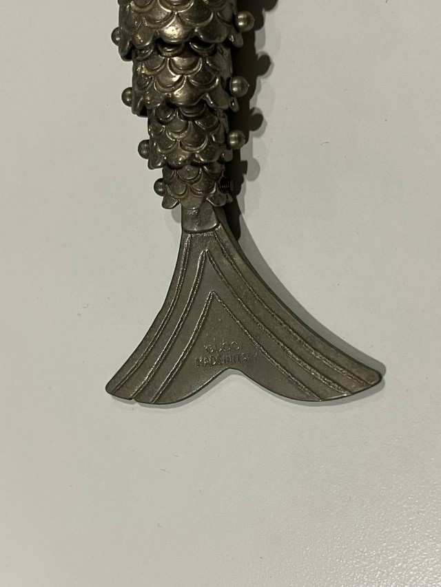 尾っぽの部分の刻印をよく見ると…。 ※Hayato Imanishiさん提供