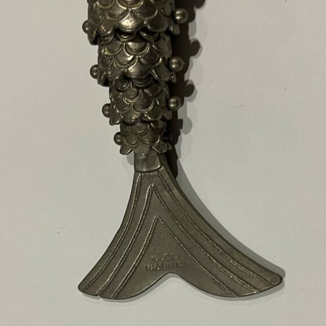 尾っぽの部分の刻印をよく見ると…。 ※Hayato Imanishiさん提供