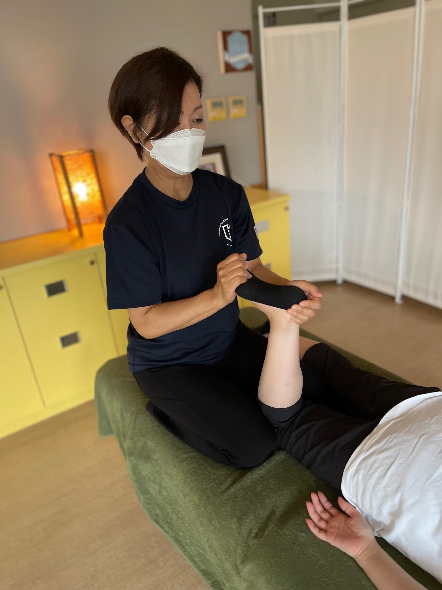 パラレルキャリアであるカイロプラクティックの施術を行う照沼さん＝本人提供