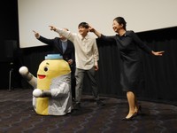 客席に決めポーズを行う