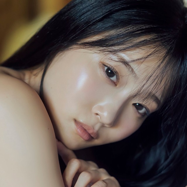 岸みゆ2nd写真集「ME/YOU」 メイキングDVD付き限定表紙版（東京ニュース通信社刊）撮影／横山マサト