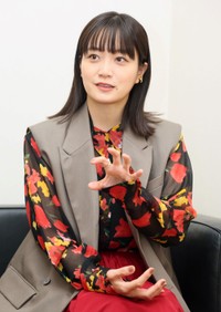 深川麻衣（撮影・石井剣太郎）