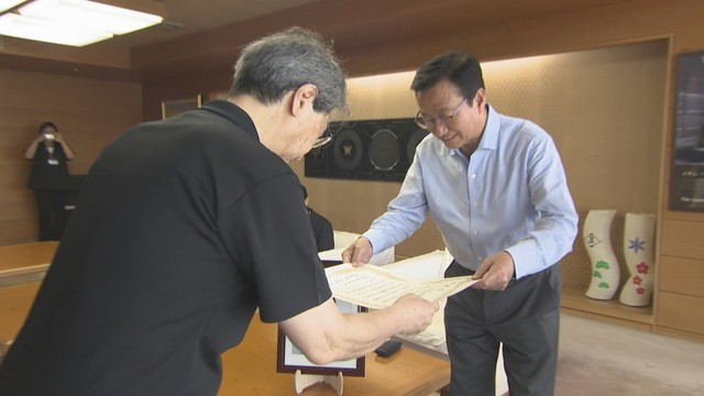 高松市長が男性に感謝状　高松市役所