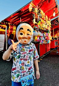 「ひょっとこ」のお面をかつけた4歳の息子さん（画像提供：かこちさん）