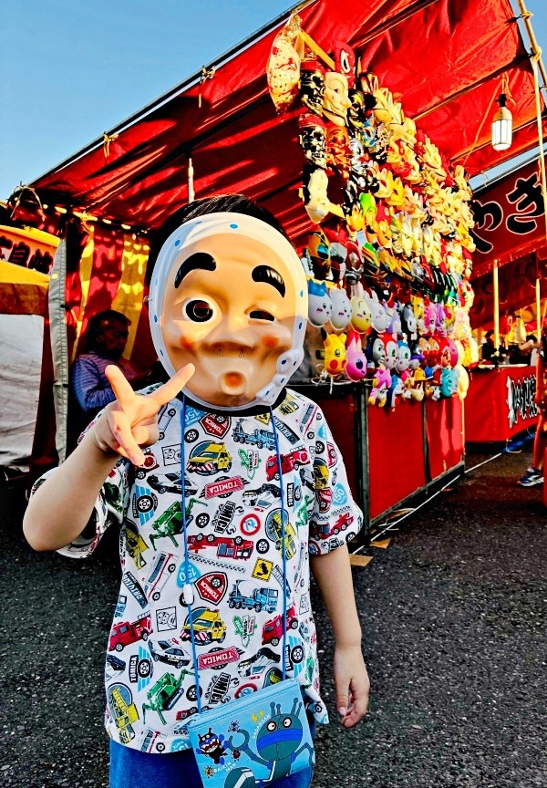「ひょっとこ」のお面をかつけた4歳の息子さん（画像提供：かこちさん）