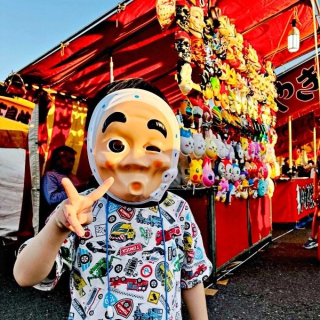 「ひょっとこ」のお面をかつけた4歳の息子さん（画像提供：かこちさん）