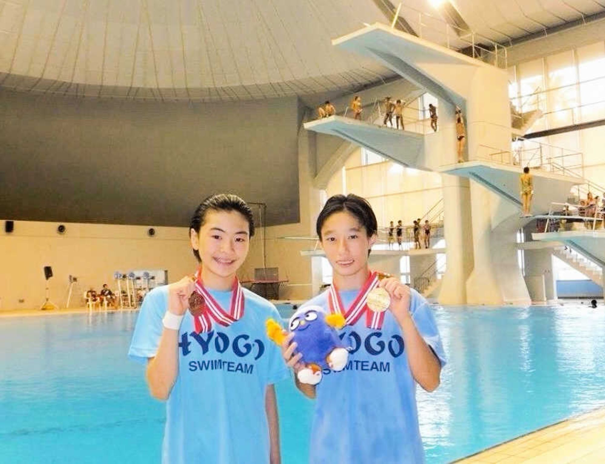 13年全国中学校大会で3位に入った丹羽(左)と、同じチームで優勝した板橋美波(本人提供)